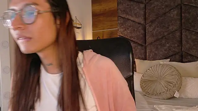 Snapshot of LauraaGomezz__ chatting on 09/16/25, 11:39 LauraaGomezz online show from 09/16/25, 11:39