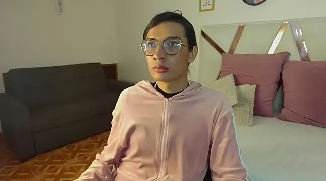Snapshot of LauraaGomezz__ chatting on 03/22/25, 01:32 LauraaGomezz online show from 03/22/25, 01:32