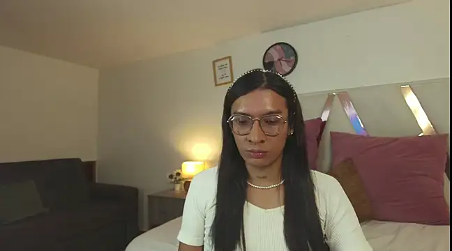Snapshot of LauraaGomezz__ chatting on 03/01/25, 01:43 LauraaGomezz online show from 03/01/25, 01:43