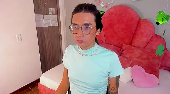 Snapshot of LauraaGomezz__ chatting on 03/18/25, 01:35 LauraaGomezz online show from 03/18/25, 01:35