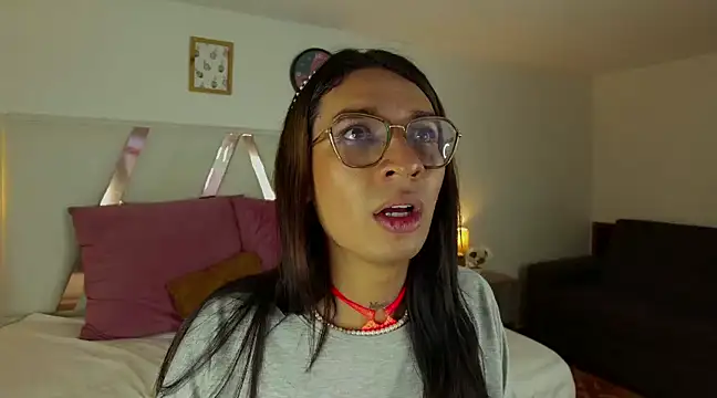 Snapshot of LauraaGomezz__ chatting on 03/07/25, 01:42 LauraaGomezz online show from 03/07/25, 01:42