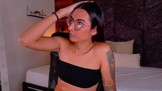 Snapshot of LauraaGomezz__ chatting on 09/22/25, 07:31 LauraaGomezz online show from 09/22/25, 07:31