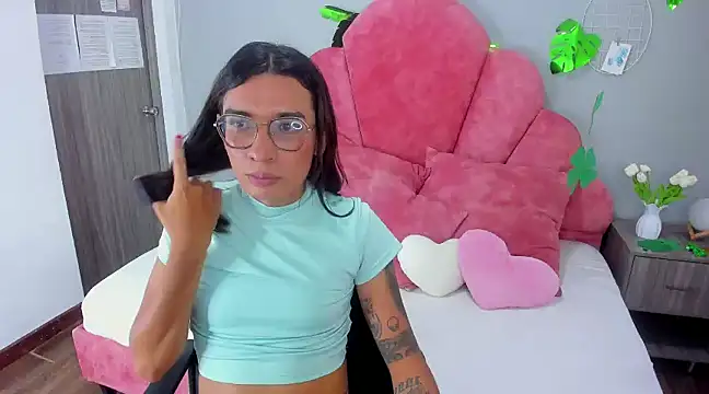 Snapshot of LauraaGomezz__ chatting on 03/17/25, 10:29 LauraaGomezz online show from 03/17/25, 10:29