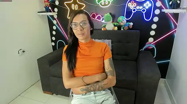 Snapshot of LauraaGomezz__ chatting on 03/04/25, 07:32 LauraaGomezz online show from 03/04/25, 07:32