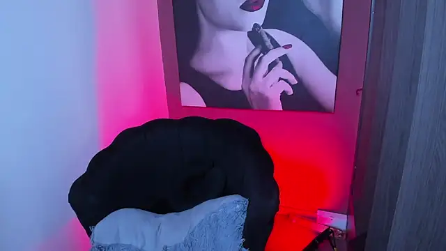 Snapshot of QueenOfHaze chatting on 12/19/25, 10:39 QueenOfHaze online show from 12/19/25, 10:39