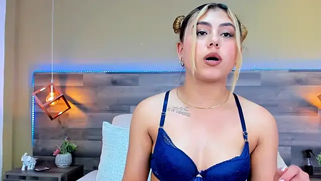 Snapshot of MeganCrow chatting on 03/10/25, 08:01 MeganCrow online show from 03/10/25, 08:01