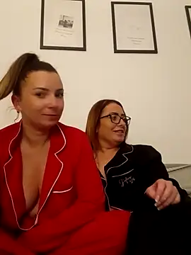 MolliexLexi1 online show from 01/25/25, 12:06