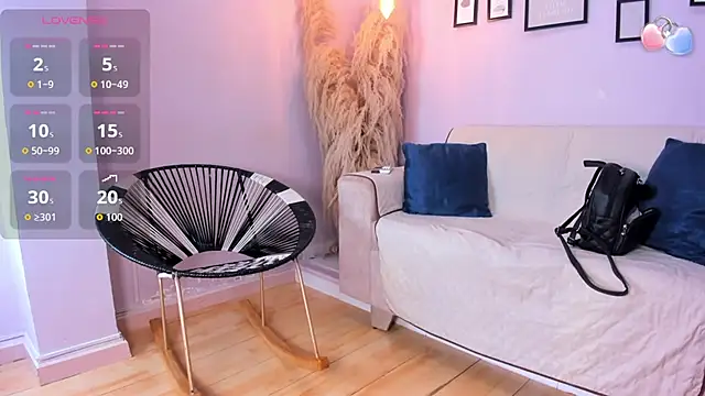 Snapshot of alana_rossetti chatting on 12/17/25, 12:43 alana rossetti online show from 12/17/25, 12:43