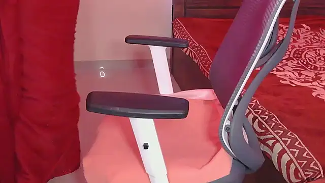 PRIYANKAUAE online show from 11/26/25, 09:53