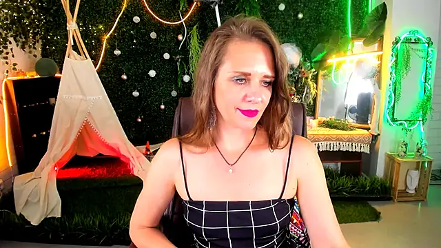 Snapshot of EmiliaBedy chatting on 07/06/26, 03:03 EmiliaBedy online show from 07/06/26, 03:03