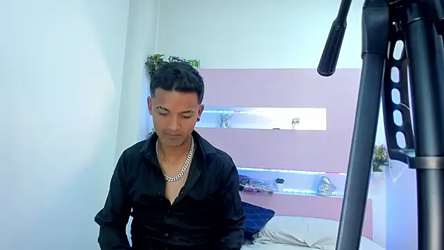 Snapshot of Nikki_and_Mayk chatting on 01/10/26, 02:40 Nikki and Mayk online show from 01/10/26, 02:40