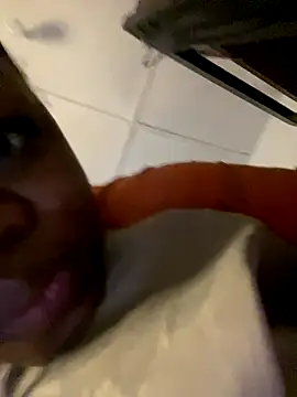 Snapshot of Boneca25 chatting on 11/25/25, 05:30 Boneca25 online show from 11/25/25, 05:30