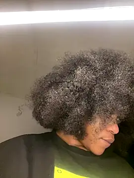 Snapshot of Boneca25 chatting on 10/22/25, 06:07 Boneca25 online show from 10/22/25, 06:07