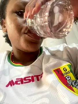 Snapshot of Boneca25 chatting on 11/26/25, 09:42 Boneca25 online show from 11/26/25, 09:42