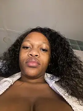 Snapshot of Boneca25 chatting on 10/17/25, 06:28 Boneca25 online show from 10/17/25, 06:28