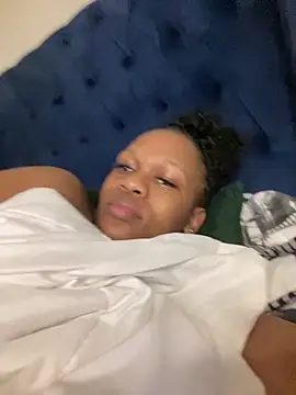 Snapshot of Boneca25 chatting on 11/18/25, 09:07 Boneca25 online show from 11/18/25, 09:07