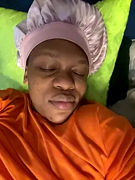 Snapshot of Boneca25 chatting on 11/17/25, 06:28 Boneca25 online show from 11/17/25, 06:28