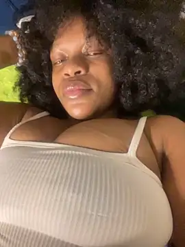 Snapshot of Boneca25 chatting on 11/03/25, 11:08 Boneca25 online show from 11/03/25, 11:08