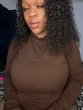 Snapshot of Boneca25 chatting on 11/11/25, 06:08 Boneca25 online show from 11/11/25, 06:08