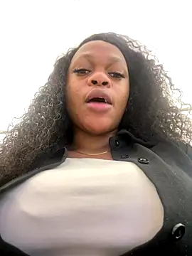 Snapshot of Boneca25 chatting on 10/15/25, 11:29 Boneca25 online show from 10/15/25, 11:29