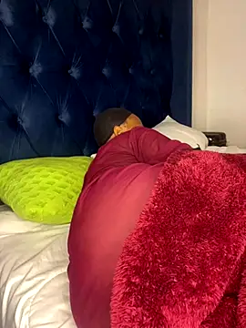 Snapshot of Boneca25 chatting on 10/21/25, 05:40 Boneca25 online show from 10/21/25, 05:40