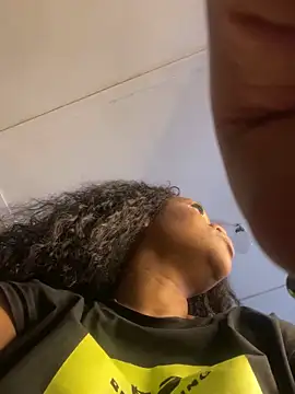 Snapshot of Boneca25 chatting on 10/28/25, 01:32 Boneca25 online show from 10/28/25, 01:32