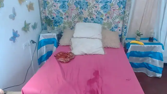 Snapshot of Sweeetnaughty chatting on 09/14/25, 01:39 Sweeetnaughty online show from 09/14/25, 01:39