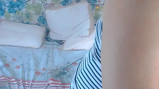 Snapshot of Sweeetnaughty chatting on 12/21/25, 04:36 Sweeetnaughty online show from 12/21/25, 04:36