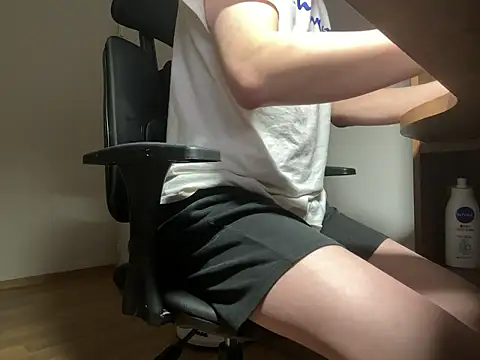 Snapshot of Phil_6677 chatting on 11/26/25, 07:47 Phil 6677 online show from 11/26/25, 07:47