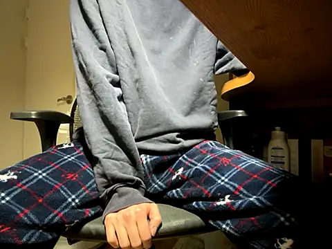 Snapshot of Phil_6677 chatting on 12/05/25, 02:26 Phil 6677 online show from 12/05/25, 02:26