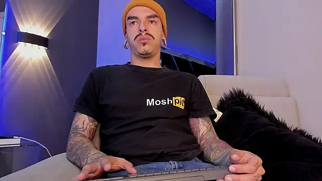 Snapshot of kaletattoo chatting on 09/25/25, 11:38 kaletattoo online show from 09/25/25, 11:38