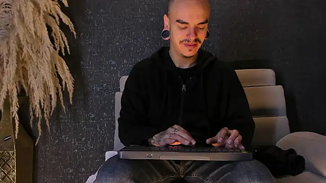 Snapshot of kaletattoo chatting on 02/03/26, 11:15 kaletattoo online show from 02/03/26, 11:15