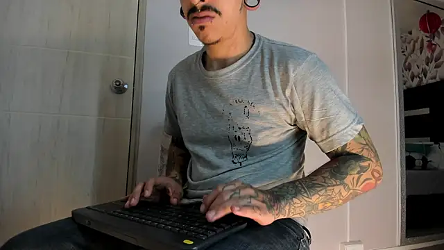 Snapshot of kaletattoo chatting on 07/12/26, 11:55 kaletattoo online show from 07/12/26, 11:55