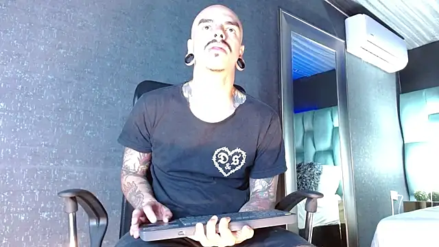 Snapshot of kaletattoo chatting on 07/13/26, 11:31 kaletattoo online show from 07/13/26, 11:31