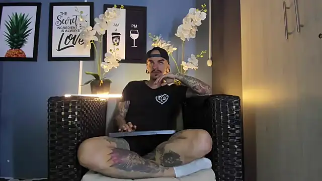 Snapshot of kaletattoo chatting on 09/10/25, 11:20 kaletattoo online show from 09/10/25, 11:20