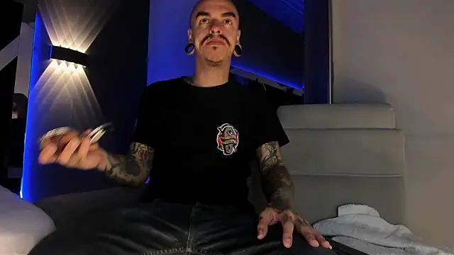 Snapshot of kaletattoo chatting on 02/18/26, 11:17 kaletattoo online show from 02/18/26, 11:17