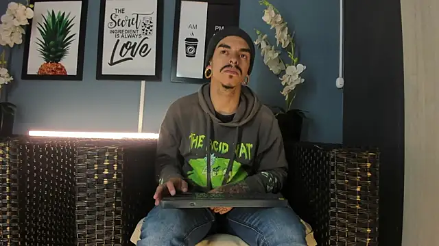 Snapshot of kaletattoo chatting on 12/19/25, 11:34 kaletattoo online show from 12/19/25, 11:34