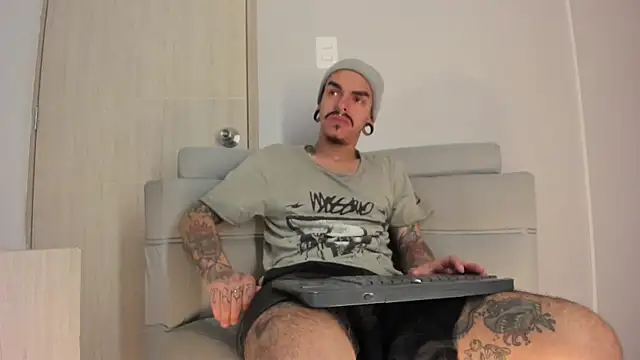 Snapshot of kaletattoo chatting on 12/21/25, 01:24 kaletattoo online show from 12/21/25, 01:24