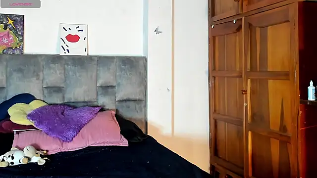 Isangel  online show from 10/31/25, 02:19