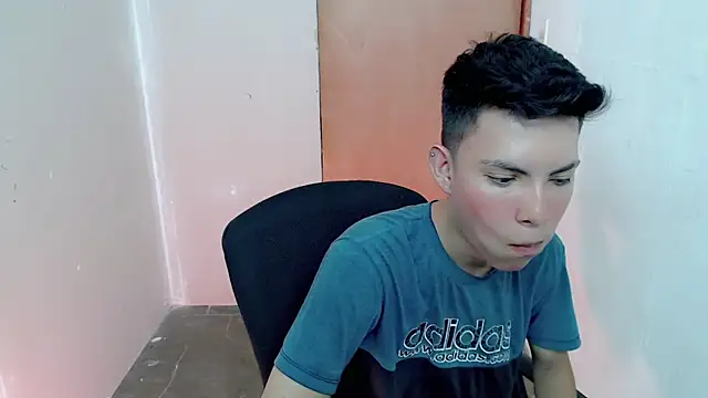 Snapshot of Alexxx_lov chatting on 09/11/25, 01:11 Alexxx lov online show from 09/11/25, 01:11