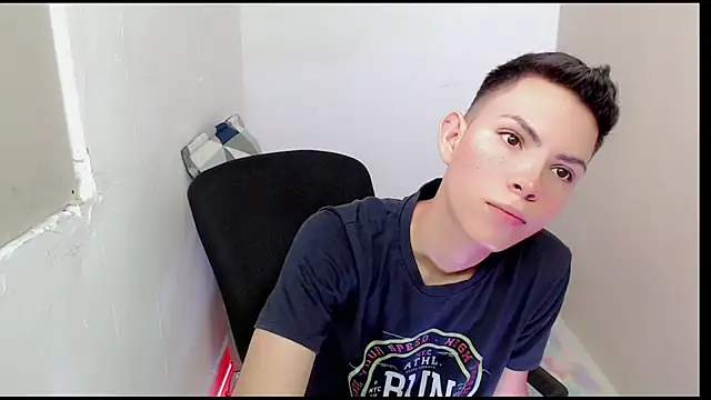 Snapshot of Alexxx_lov chatting on 03/20/25, 12:43 Alexxx lov online show from 03/20/25, 12:43