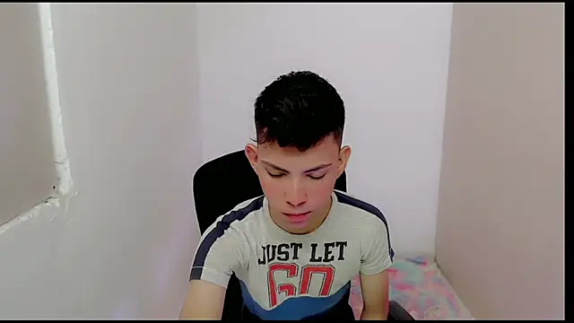 Snapshot of Alexxx_lov chatting on 02/25/25, 12:38 Alexxx lov online show from 02/25/25, 12:38