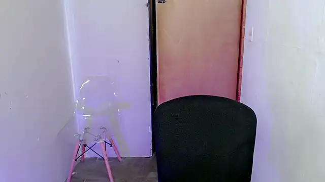 Snapshot of Alexxx_lov chatting on 09/17/25, 01:02 Alexxx lov online show from 09/17/25, 01:02