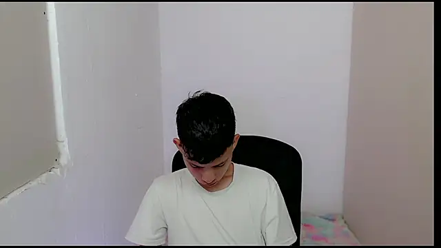 Snapshot of Alexxx_lov chatting on 02/28/25, 12:31 Alexxx lov online show from 02/28/25, 12:31