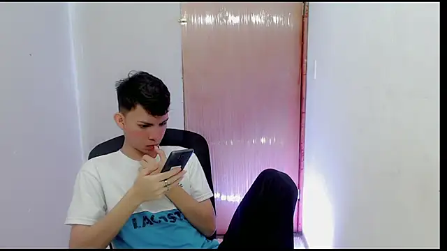 Snapshot of Alexxx_lov chatting on 02/11/25, 12:25 Alexxx lov online show from 02/11/25, 12:25