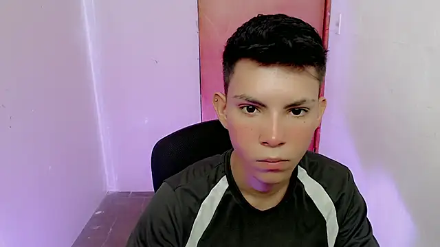 Snapshot of Alexxx_lov chatting on 09/13/25, 01:11 Alexxx lov online show from 09/13/25, 01:11