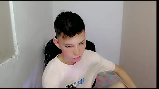 Snapshot of Alexxx_lov chatting on 03/19/25, 12:56 Alexxx lov online show from 03/19/25, 12:56