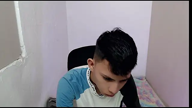 Snapshot of Alexxx_lov chatting on 02/27/25, 12:34 Alexxx lov online show from 02/27/25, 12:34