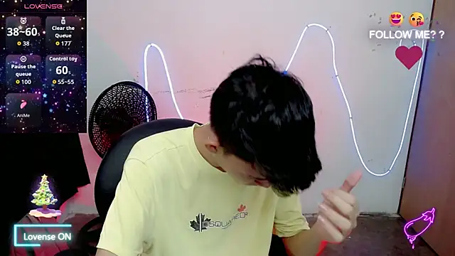 Snapshot of Alexxx_lov chatting on 12/17/25, 02:00 Alexxx lov online show from 12/17/25, 02:00