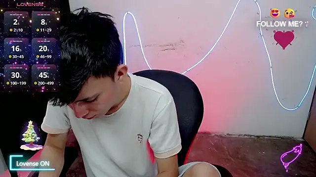 Snapshot of Alexxx_lov chatting on 12/18/25, 01:04 Alexxx lov online show from 12/18/25, 01:04